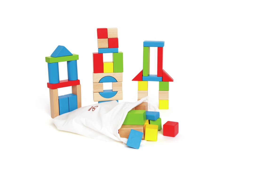 Hape Maple Blocks 彩色木积木搭成桥、拱门和高塔
